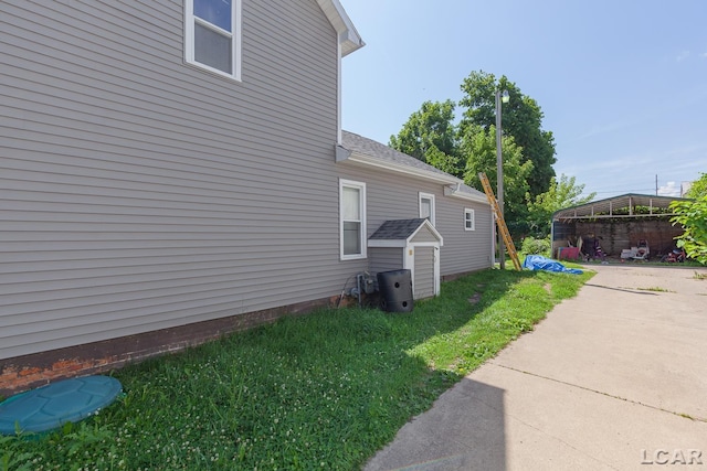 334 Erie St, Adrian, MI 49221 - view of side of property featuring a lawn and roof with shingles