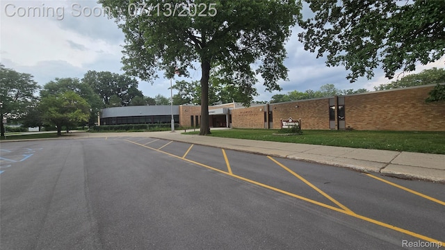 123 N Hawthorne St, Westland, MI 48185 - view of asphalt street with sidewalks and curbs