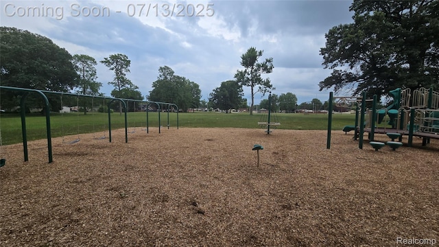 123 N Hawthorne St, Westland, MI 48185 - view of home's community with a lawn