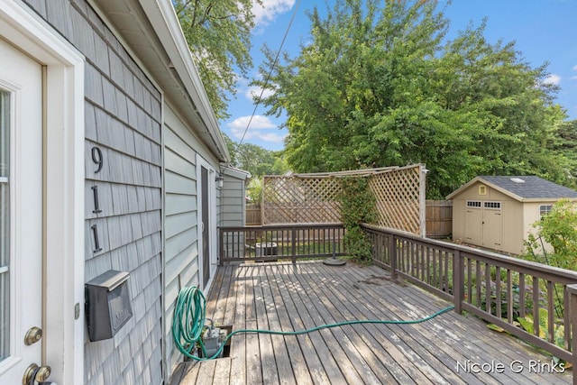 911 Baldwin St SE, Grand Rapids, MI 49506 - deck with a storage shed