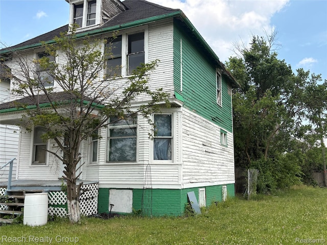 199 Waverly St, Highland Park, MI 48203 - view of side of home featuring a lawn