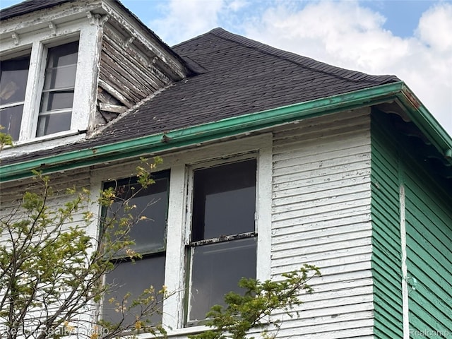 199 Waverly St, Highland Park, MI 48203 - view of side of property with roof with shingles