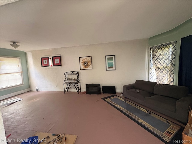 199 Waverly St, Highland Park, MI 48203 - carpeted living area with baseboards