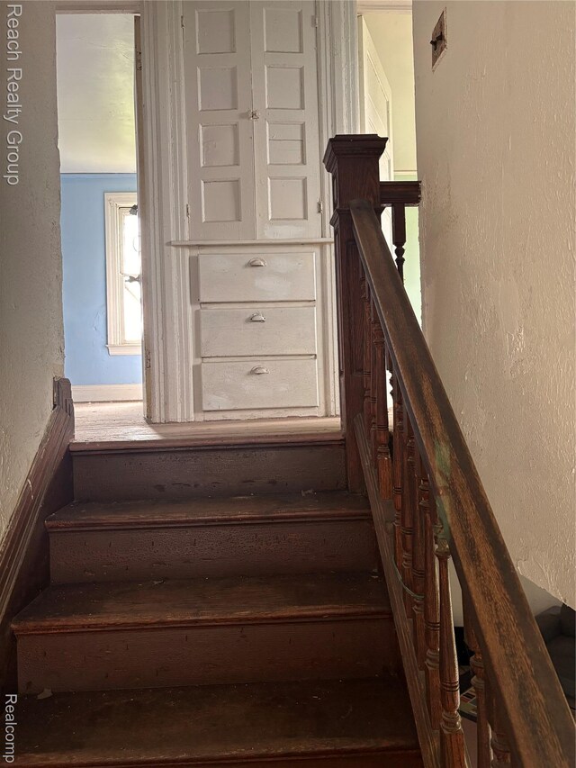 199 Waverly St, Highland Park, MI 48203 - staircase featuring a textured wall