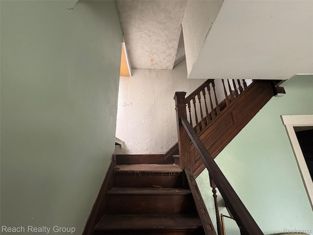 199 Waverly St, Highland Park, MI 48203 - staircase with a textured wall
