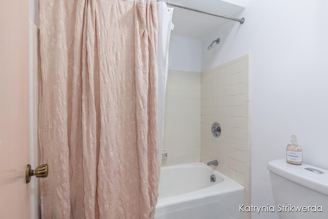 1217 El Camino Dr NW, Grand Rapids, MI 49504 - full bathroom featuring toilet and shower / tub combo with curtain
