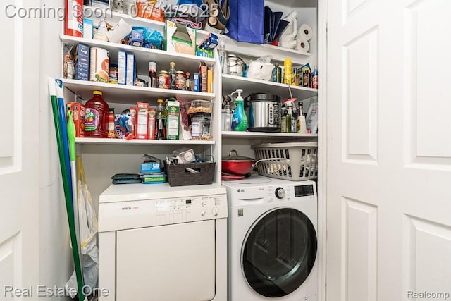 1097 Tienken Ct, Rochester Hills, MI 48306 - laundry room featuring washing machine and clothes dryer