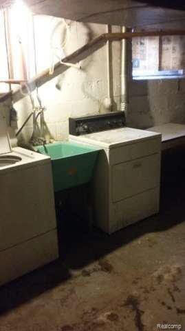 1702 Nebraska Ave, Flint, MI 48506 - washroom with washer and clothes dryer