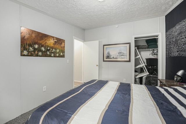 797 Beaver Rd, Bitely, MI 49309 - bedroom featuring a textured ceiling and a closet