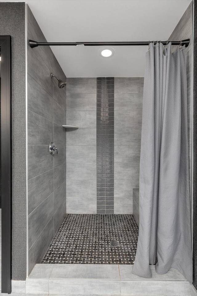 3909 Sandpiper Dr, Troy, MI 48083 - bathroom with a tile shower and recessed lighting