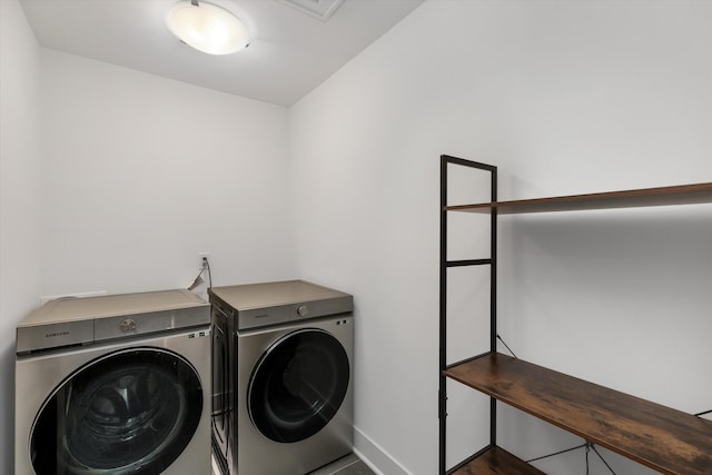 3909 Sandpiper Dr, Troy, MI 48083 - washroom featuring washer and clothes dryer and baseboards