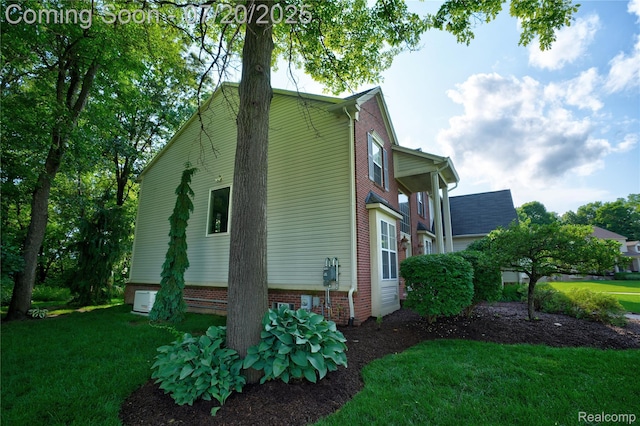 9589 Wellington Ct, Clarkston, MI 48348 - view of side of property with a lawn