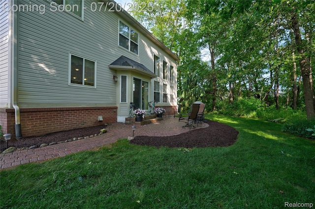 9589 Wellington Ct, Clarkston, MI 48348 - view of green lawn featuring a patio area