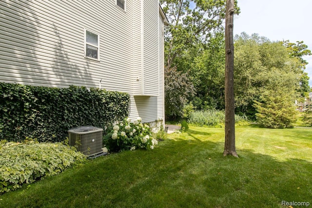 4500 Red Oak Blvd, Waterford, MI 48329 - view of grassy yard