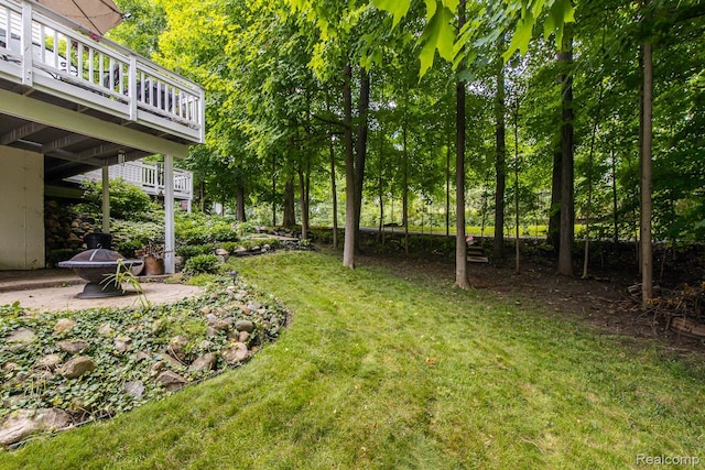 4500 Red Oak Blvd, Waterford, MI 48329 - view of grassy yard with a patio