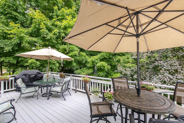 4500 Red Oak Blvd, Waterford, MI 48329 - wooden terrace featuring outdoor dining area