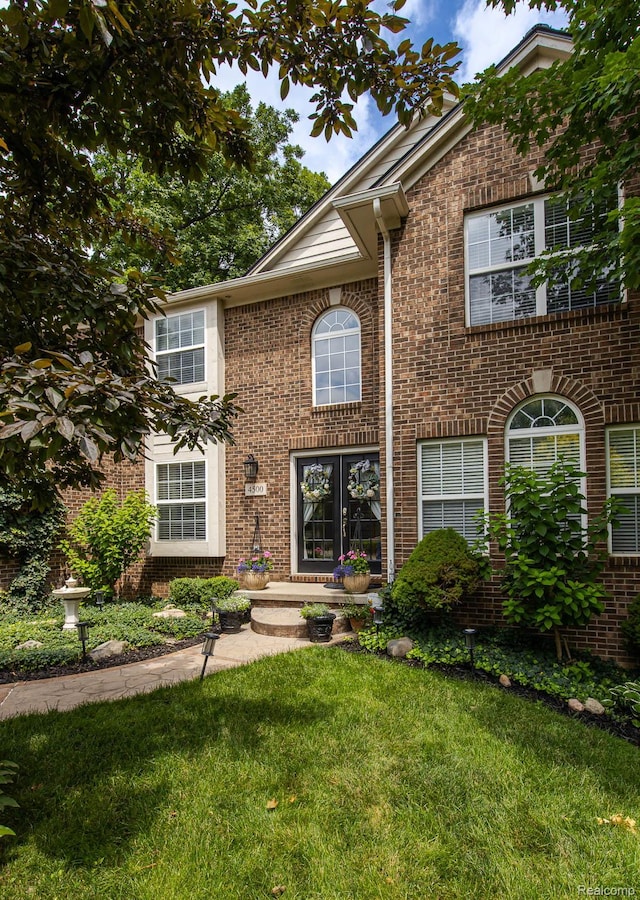 4500 Red Oak Blvd, Waterford, MI 48329 - view of front of home featuring brick siding and a front lawn