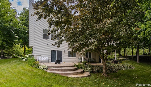 4500 Red Oak Blvd, Waterford, MI 48329 - back of property featuring a patio and a yard