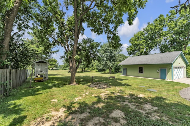 2050 S Wagner Rd, Ann Arbor, MI 48103 - view of yard with an outdoor structure and a detached garage