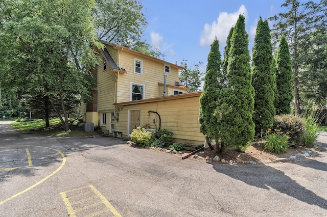 2050 S Wagner Rd, Ann Arbor, MI 48103 - view of side of property with a central air condition unit