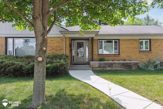 501 Lafayette St, Flint, MI 48503 - ranch-style home featuring brick siding and a front yard