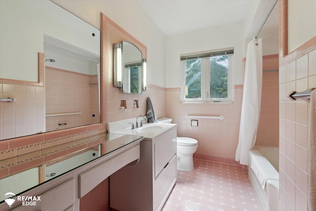501 Lafayette St, Flint, MI 48503 - full bath featuring tile walls, vanity, a wainscoted wall, and shower / tub combo with curtain