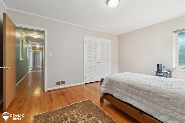 501 Lafayette St, Flint, MI 48503 - bedroom with wood finished floors, crown molding, and a closet