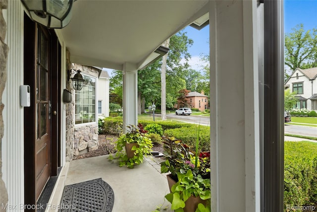639 N Glenhurst Dr, Birmingham, MI 48009 - view of covered porch