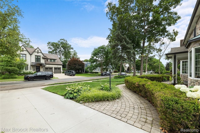 639 N Glenhurst Dr, Birmingham, MI 48009 - view of yard featuring a residential view