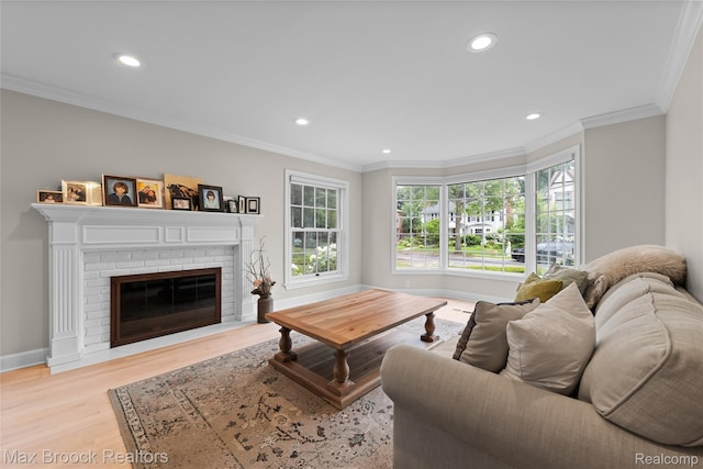 639 N Glenhurst Dr, Birmingham, MI 48009 - living room featuring ornamental molding, wood finished floors, recessed lighting, and a fireplace