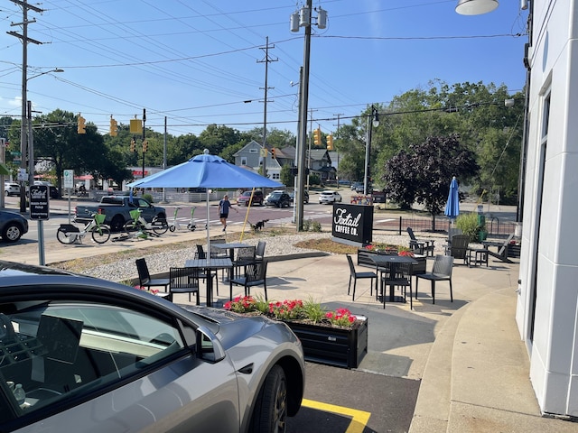 1200 Sherman St SE, Grand Rapids, MI 49506 - view of patio