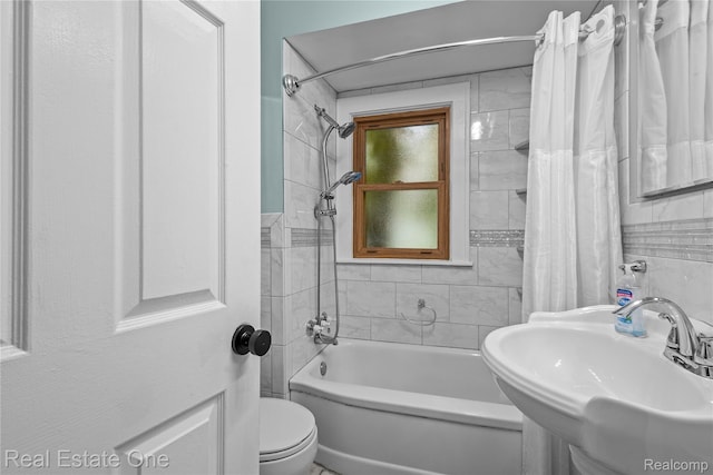 212 La Plaza Ct, Royal Oak, MI 48073 - bathroom featuring shower / tub combo with curtain and tile walls