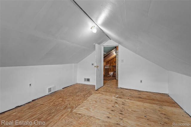 212 La Plaza Ct, Royal Oak, MI 48073 - additional living space with vaulted ceiling