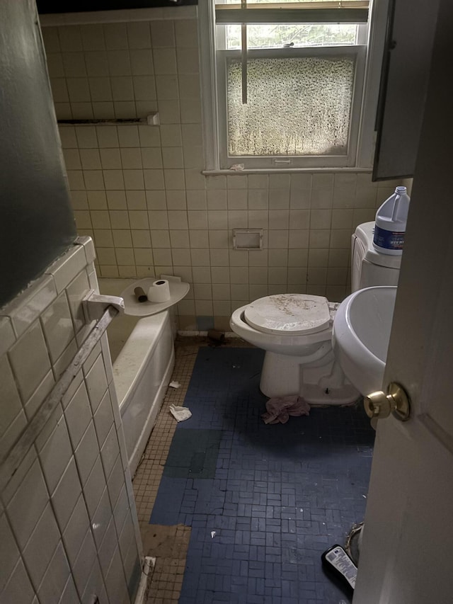 20026 Avon Ave, Detroit, MI 48219 - bathroom featuring tile walls, a tub, and tile patterned floors