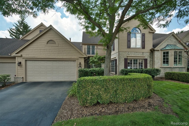 584 Cambridge Way, Bloomfield Hills, MI 48304 - traditional-style house featuring driveway, a garage, and brick siding