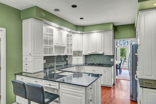 584 Cambridge Way, Bloomfield Hills, MI 48304 - kitchen featuring a peninsula, white cabinetry, dark wood-style floors, backsplash, and recessed lighting