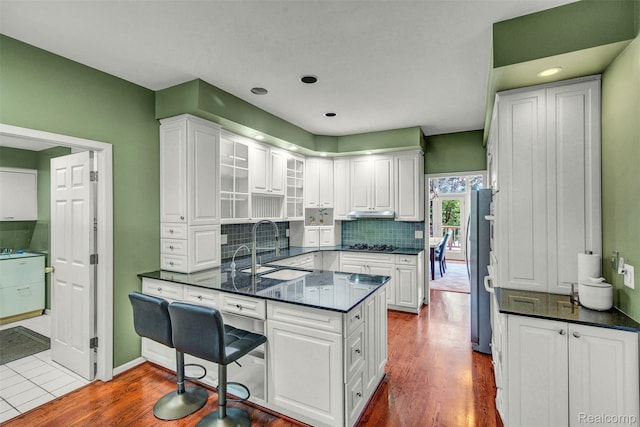 584 Cambridge Way, Bloomfield Hills, MI 48304 - kitchen featuring white cabinetry, dark countertops, tasteful backsplash, a peninsula, and recessed lighting