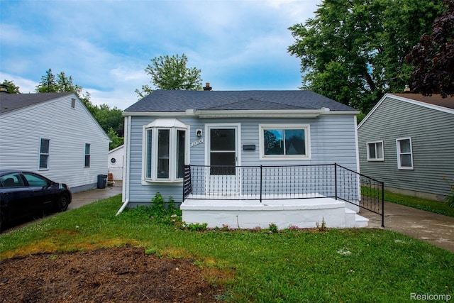 27700 Dartmouth St, Troy, MI 48071 - bungalow-style home with a front lawn and roof with shingles