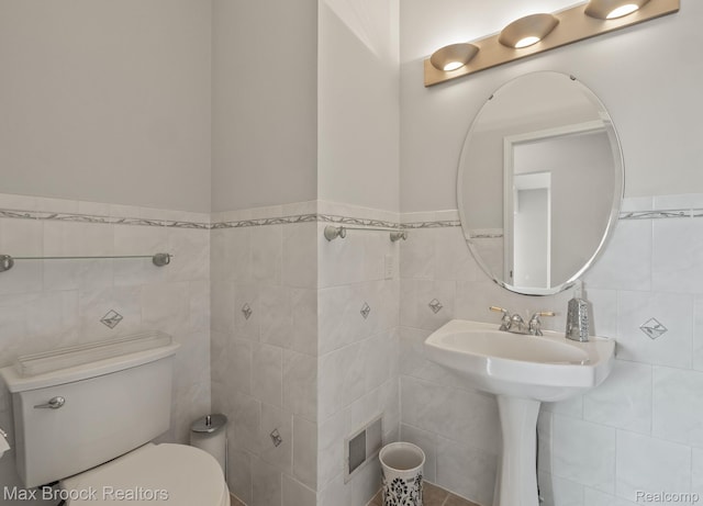 519 Hawksmoore Dr, Clarkston, MI 48348 - bathroom featuring tile walls and a wainscoted wall