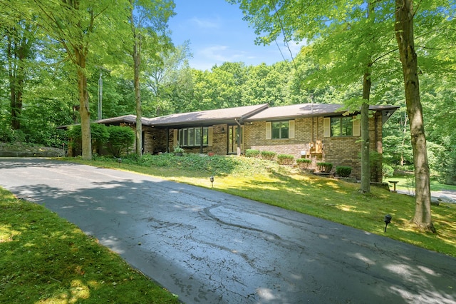 1130 W G Ave, Kalamazoo, MI 49009 - view of front of property featuring brick siding and a front yard