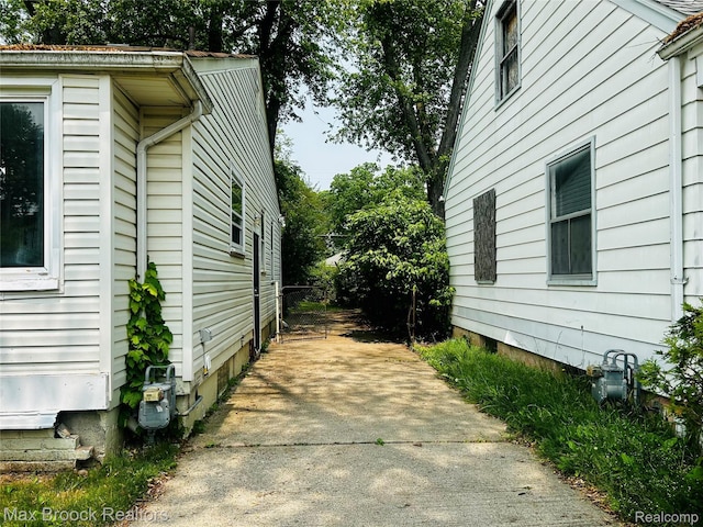 22510 Frisbee St, Detroit, MI 48219 - view of side of home