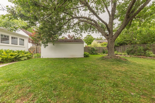 2100 Alice St, Ann Arbor, MI 48103 - view of yard with an outdoor structure