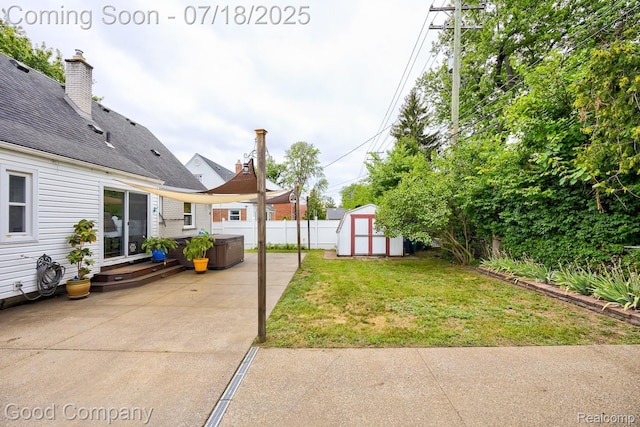 923 E 4th St, Royal Oak, MI 48067 - view of yard featuring a patio area, a shed, and a jacuzzi
