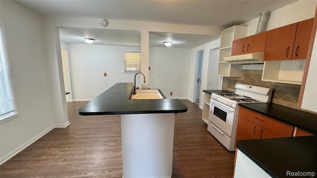 71 Cloveridge Dr, Troy, MI 48084 - kitchen featuring white gas range, under cabinet range hood, dark countertops, backsplash, and dark wood-type flooring