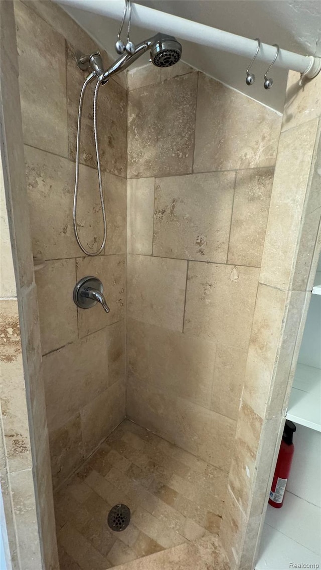 71 Cloveridge Dr, Troy, MI 48084 - full bathroom featuring a tile shower