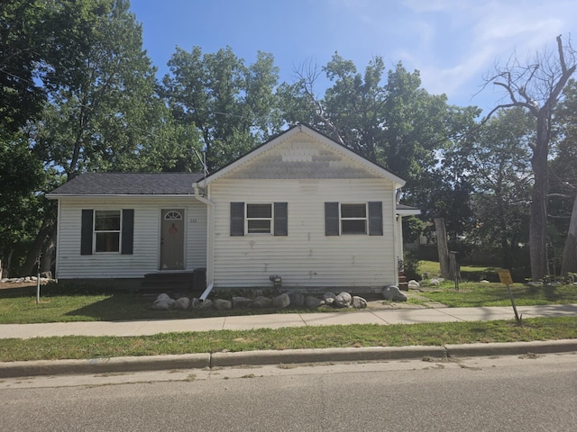 222 E Mill St, Hastings, MI 49058 - bungalow with a front yard