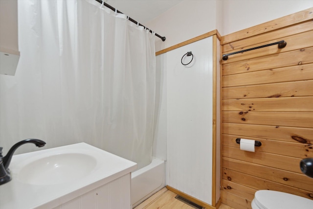 222 E Mill St, Hastings, MI 49058 - full bath featuring shower / bathtub combination with curtain and wood finished floors