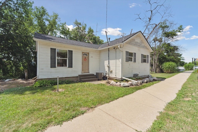 222 E Mill St, Hastings, MI 49058 - bungalow-style house with a front yard