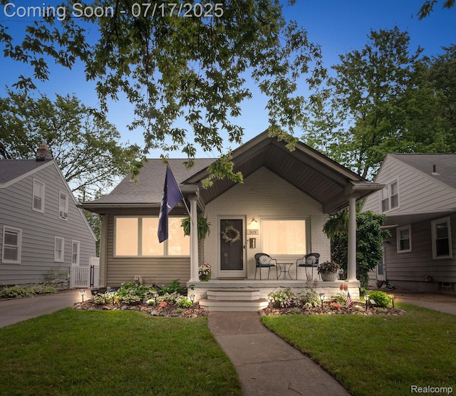 309 S Dorchester Ave, Royal Oak, MI 48067 - view of front of home with a front lawn, a porch, and roof with shingles