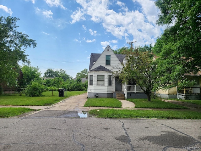 7303 Plainview Ave, Detroit, MI 48228 - bungalow featuring a front lawn and a porch